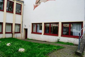 Jugendraum im Keller der Grundschule Lehmen