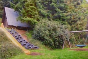 Außengelände mit Hütte und Hangrutsche